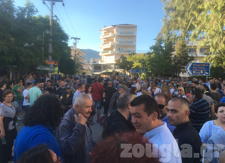 Πλήθος κόσμου συμμετέχει στη συγκέντρωση