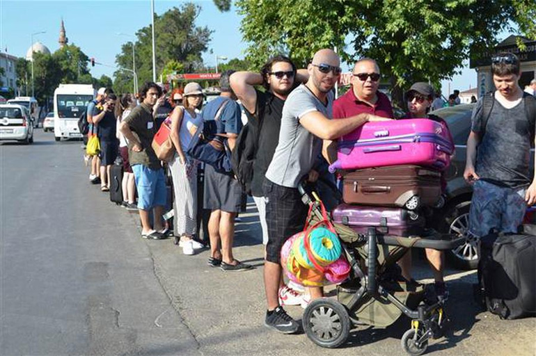 Οι ουρές των Τούρκων που επιθυμούν να ταξιδέψουν στην Ελλάδα