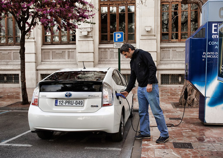 Μία έκδοση του Prius μπορεί να μπαίνει στην πρίζα (plug in hybrid) ωστόσο η Toyota αμιγώς ηλεκτρικό μοντέλο θα κυκλοφορήσει σε 4 χρόνια