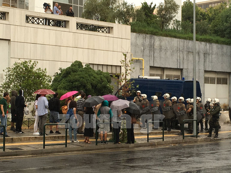 Ομάδες αλληλέγγυων βρέθηκαν από νωρίς το πρωί στο Εφετείο