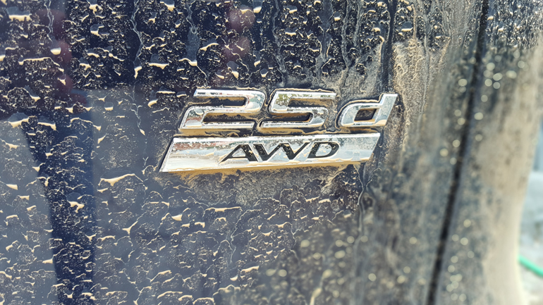 To λογότυπο 25d AWD μαρτυρά πως πρόκειται για την έκδοση 2.0 λίτρων diesel με 240 ίππους και 4x4