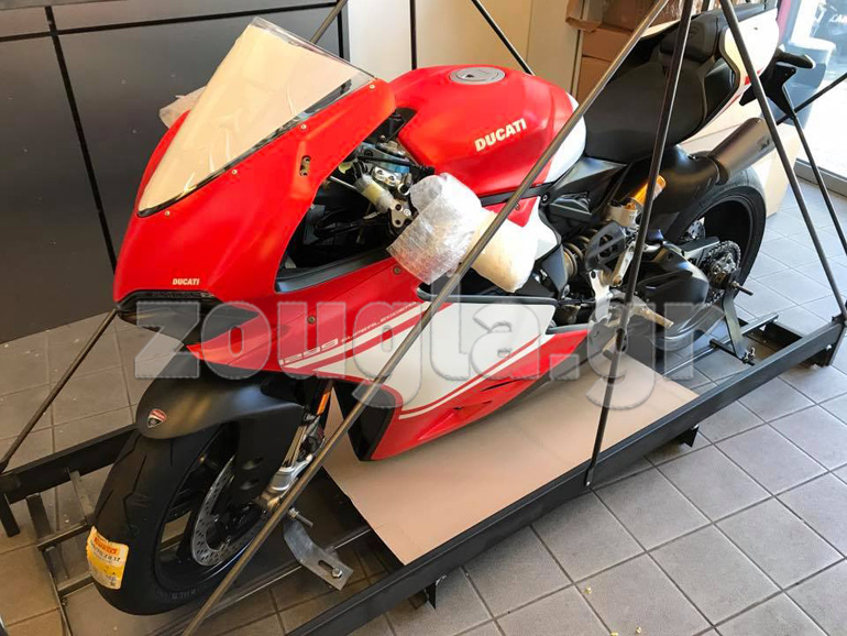 Το χρώμα είναι ματ όπως το αντίστοιχο των Ducati που τρέχουν στο MotoGP