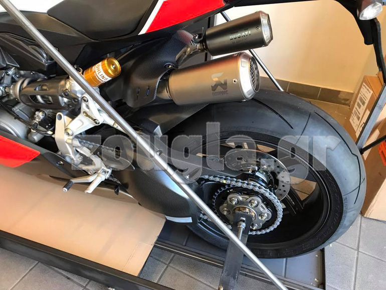 Στην 1299 Panigale Superleggera έχει γίνει εκτενής χρήση ανθρακονημάτων 