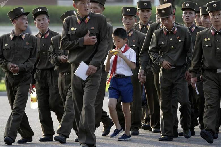 «Το κράτος μορφώνει τη νέα γενιά ώστε να γίνουν αξιόπιστοι επαναστάτες για να πολεμήσουν για χάρη της κοινωνίας και του λαού» σύμφωνα με το άρθρο 43 του βορειοκορεατικού συντάγματος. Και τα παιδιά στη Β. Κορέα πηγαίνουν 11 χρόνια στο σχολείο, πριν πάνε σε κάποια πανεπιστημιακή σχολή
