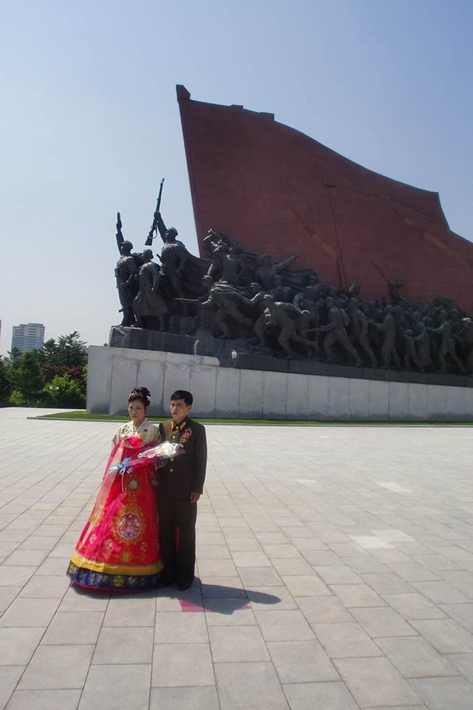 Η παράδοση θέλει τους νεόνυμφους να επισκέπτονται το μνημείο της Επανάστασης, όπως στη Ρωσία πηγαίνουν στην Κόκκινη Πλατεία –κι ας μην προσκυνούν πλέον το μαυσωλείο του Λένιν.