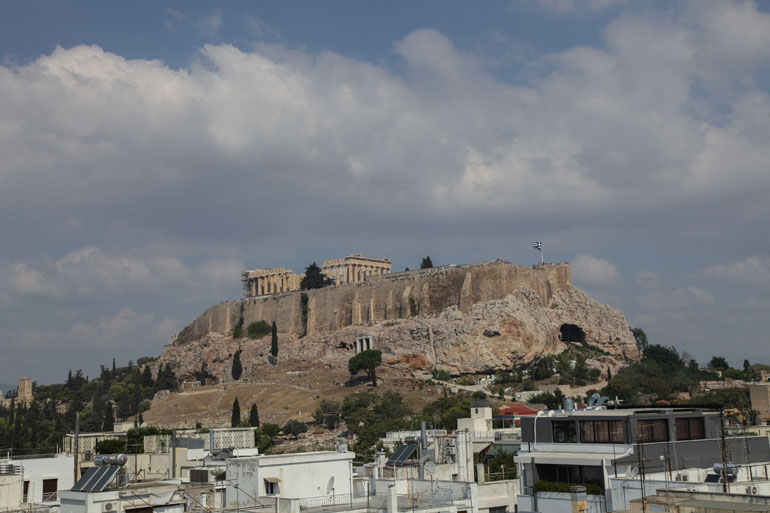 Ο πυκνός καπνός, όπως φαίνεται από το κέντρο της Αθήνας. (EUROKINISSI / ΓΙΑΝΝΗΣ ΠΑΝΑΓΟΠΟΥΛΟΣ)