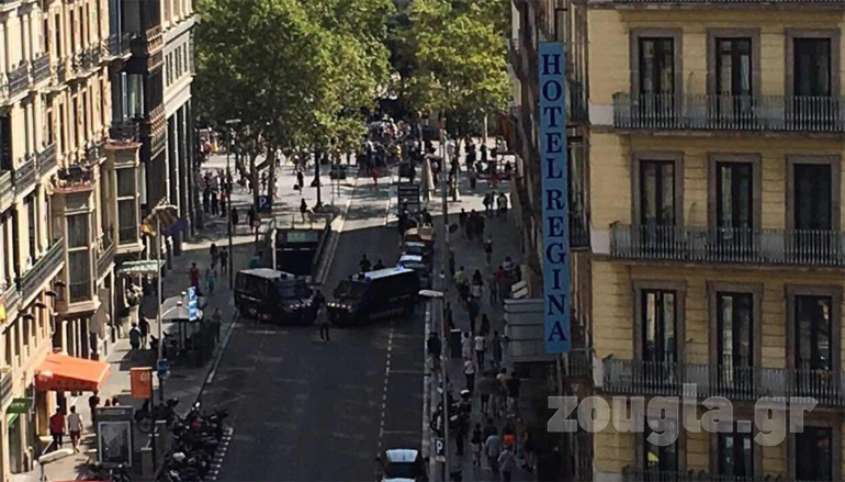 Κλειστός με κλούβες της αστυνομίας ο δρόμος της επίθεσης (Φωτογραφία από αναγνώστη του zougla.gr)