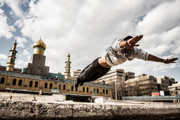 Parkour έξω από τέμενος στην Τεχεράνη