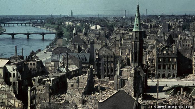 Φωτό Deutsche Welle: Πανοραμική εικόνα της βομβαρδισμένης Φρανκφούρτης το 1945 
