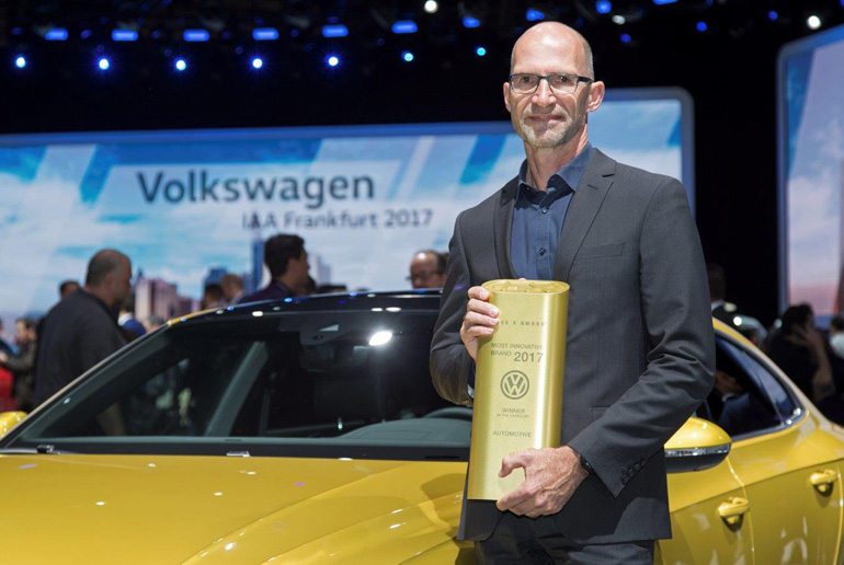 To κορυφαίο βραβείο παρέλαβε ο επικεφαλής σχεδιασμού της VW Klaus Bischoff