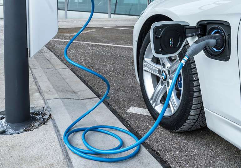 Η απόκτηση ενός ηλεκτρικού ή plug in hybrid μοντέλου (συνδυασμός κινητήρα βενζίνης και ηλεκτροκινητήρα) δεν προσφέρει μόνο... bonus έκπτωσης αλλά και bonus που θα αφορά στο χαμηλό κόστος χρήσης!!! 