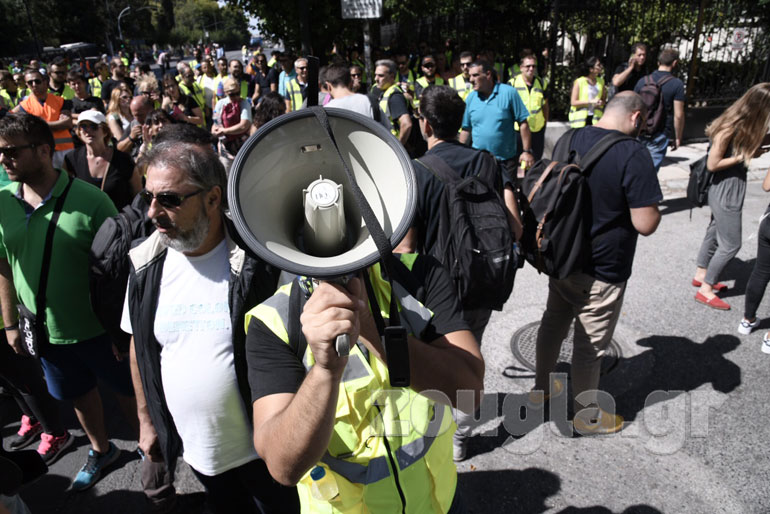 Οι μεταλλωρύχοι έξω από τα γραφεία της Eldorado Gold στο Κολωνάκι 