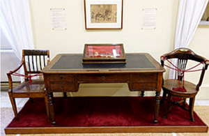 Το γραφείο και το κάθισμα του Ιωάννη Καποδίστρια όπως εκτίθενται στο Εθνικό Ιστορικό Μουσείο