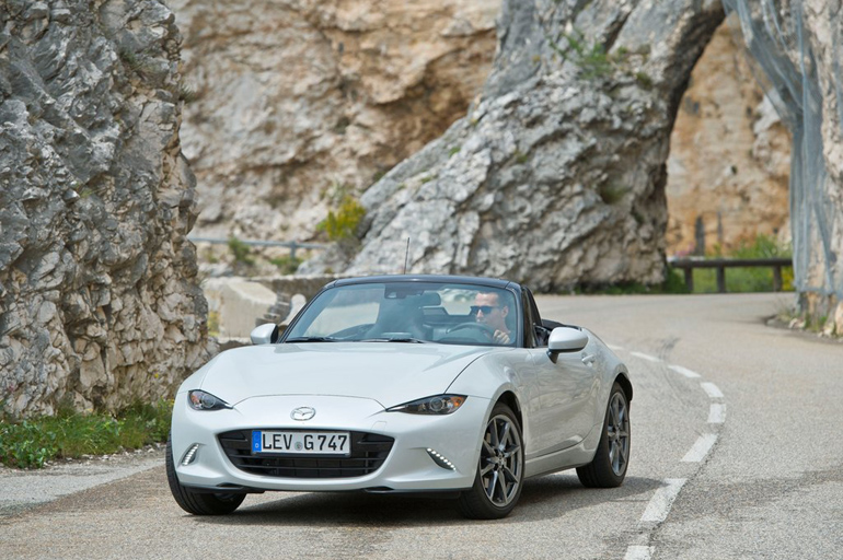 Κρίμα που δεν έχουμε τη Mazda όπως και το νέο MX-5, ένα καθαρόαιμο roadster που έχει γράψει μεγάλη ιστορία στην αυτοκίνηση...