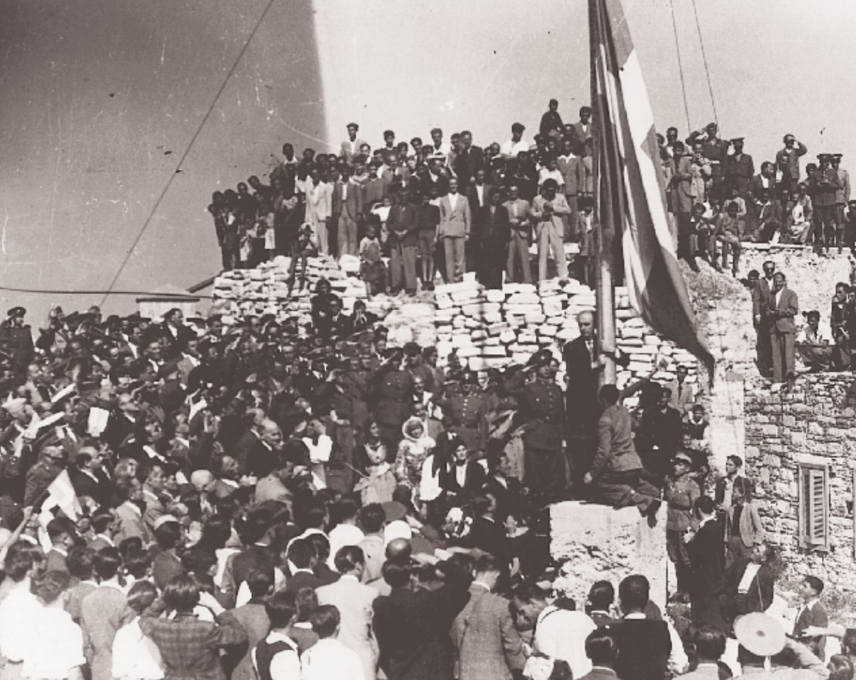 Ο Γεώργιος Παπανδρέου μπροστά στο πλήθος στην Ακρόπολη 