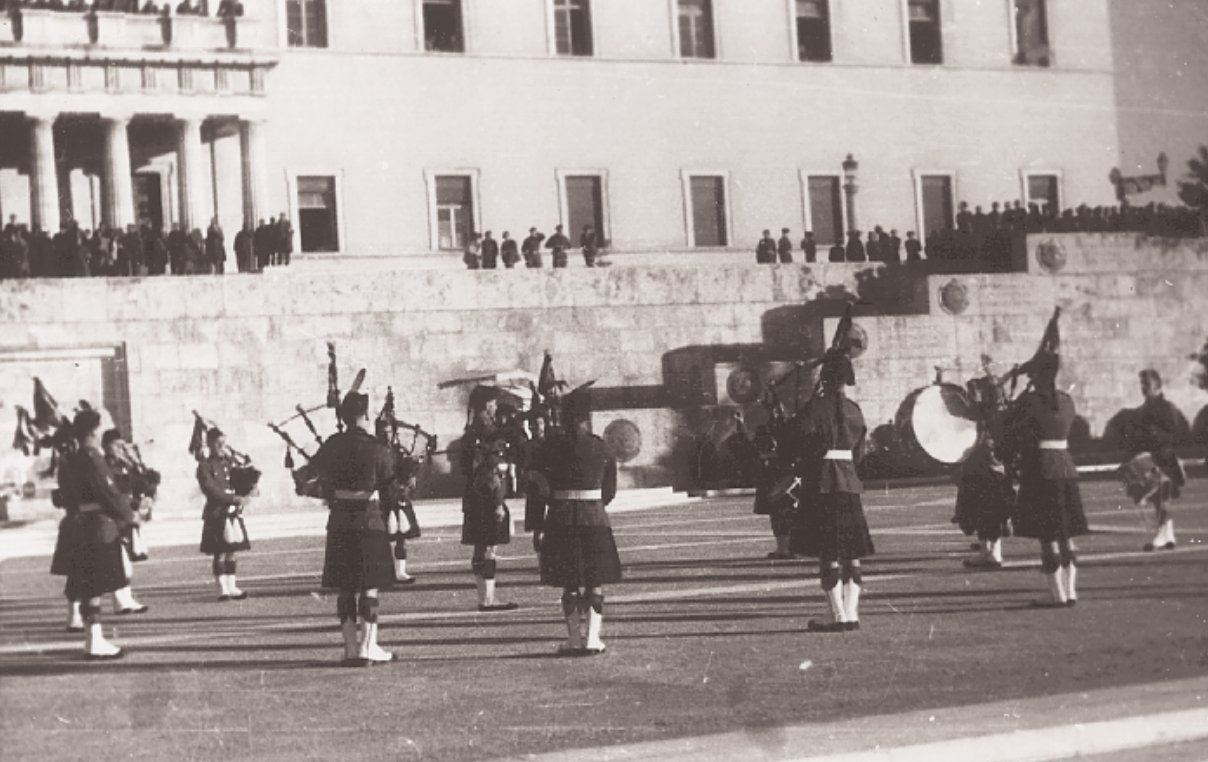 Σκωτσέζοι με γκάιντες στο μνημείο του Αγνώστου Στρατιώτη 