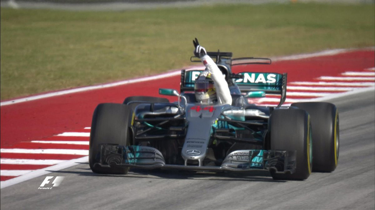 Αγκαλιά με τον τίτλο βρίσκεται πλέον ο Hamilton, την ώρα που η ομάδα του (Mercedes) κατέκτησε τον τίτλο στους κατασκευαστές