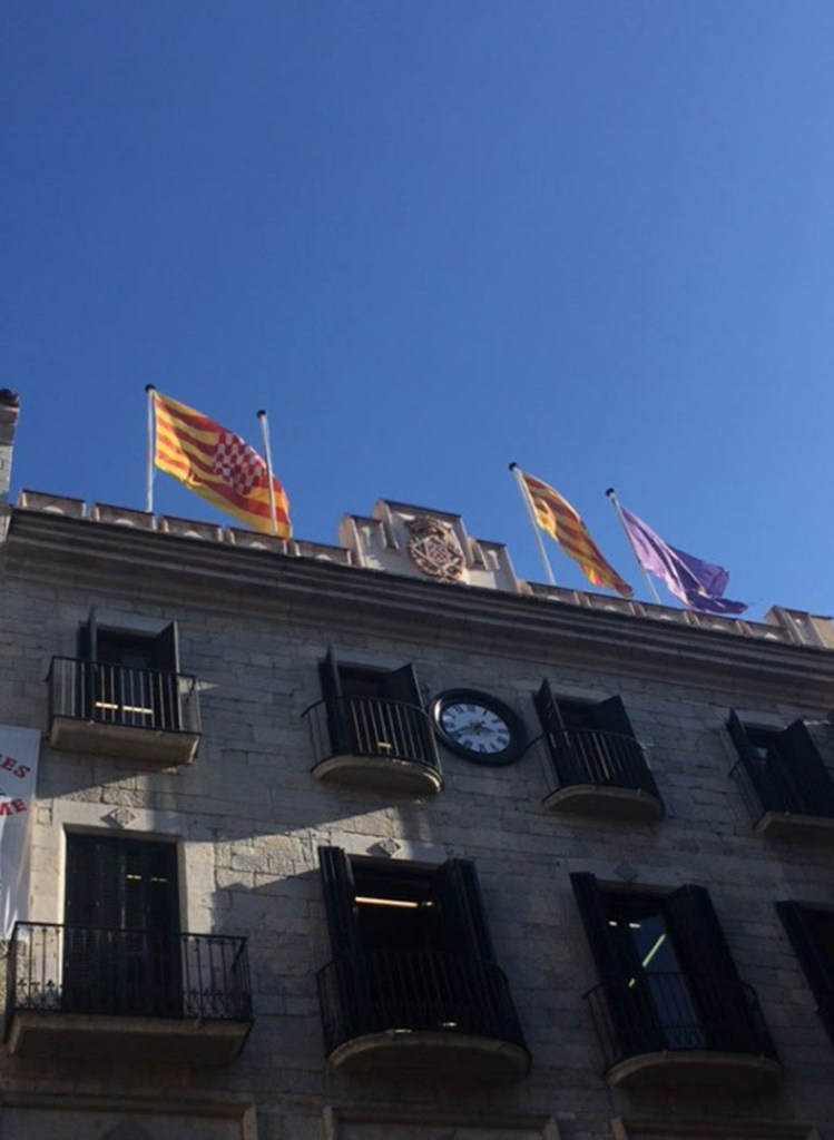 Κατεβάζουν τις σημαίες της Ισπανίας 