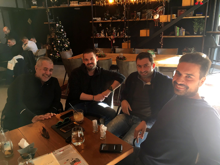 Όταν η παρέα είναι καλή θα πιεις και ωραίο καφέ!!! (από δεξιά: Νίκος Αρμενάκης, Βασίλης Σαρημπαλίδης, Μανώλης Σαλούρος και Στράτης Χατζηπαναγιώτου)