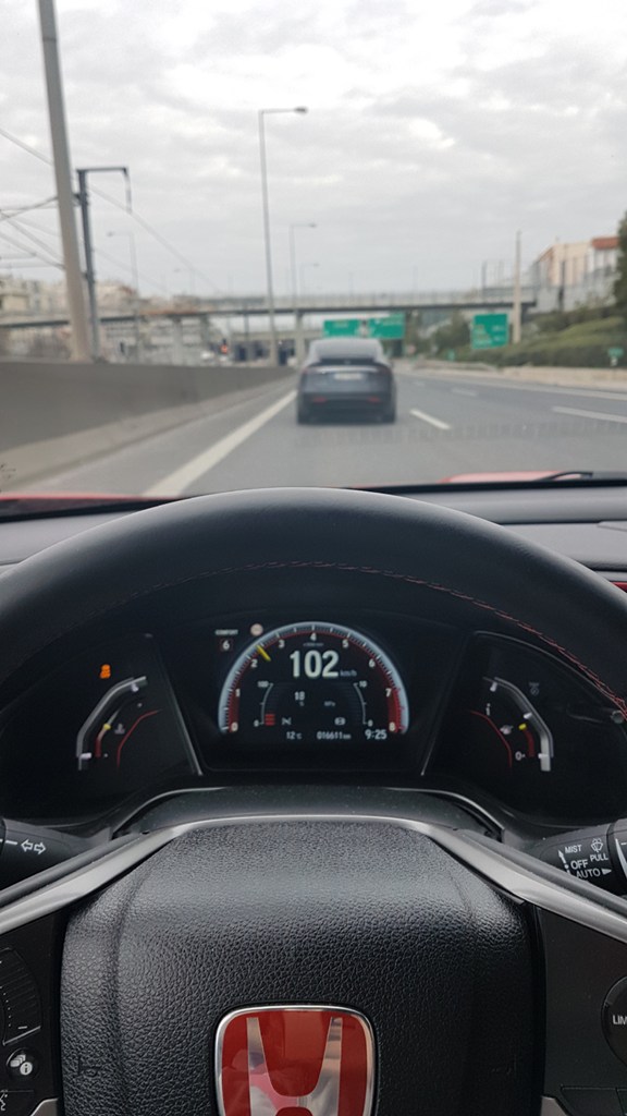 Να οδηγείς το καινούργιο Honda Civic Type R και... ξαφνικά να εμφανιστεί μπροστά σου το Tesla Model X...