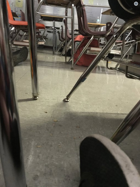 Φωτογραφία που έβγαλε μαθητής από μία αίθουσα και δείχνει συμμαθητές του να κρύβονται