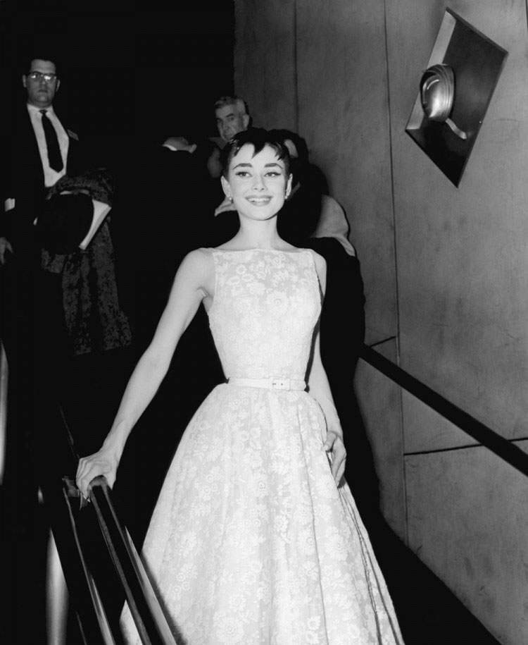 H Audrey Hepburn με δημιουργία Givenchy