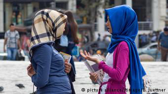 Νεαρές φοιτήτριες με μαντήλα στην Κωνσταντινούπολη 