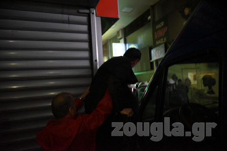 Στιγμιότυπο από τη στιγμή που ο Π. Λαφαζάνης απωθείται από τον αστυνομικό