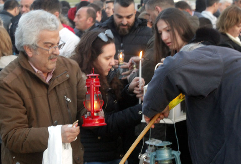 Πλήθος κόσμου περίμενε στο Ελ. Βενιζέλος το Άγιος Φως  (Φωτογραφία: Eurokinissi/ΧΡΗΣΤΟΣ ΜΠΟΝΗΣ) 