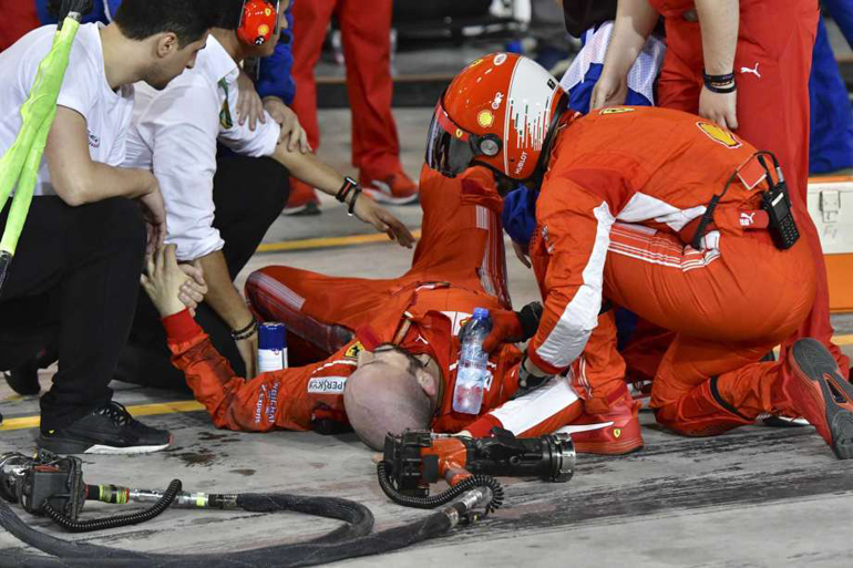 Ο μηχανικός της Ferrari έχει πέσει στο έδαφος...