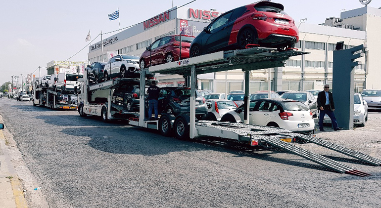 Οι δύο φορτωμένες νταλίκες με όλη την γκάμα των αυτοκινήτων της Peugeot που θα ταξιδέψουν στην Κρήτη για... δοκιμές