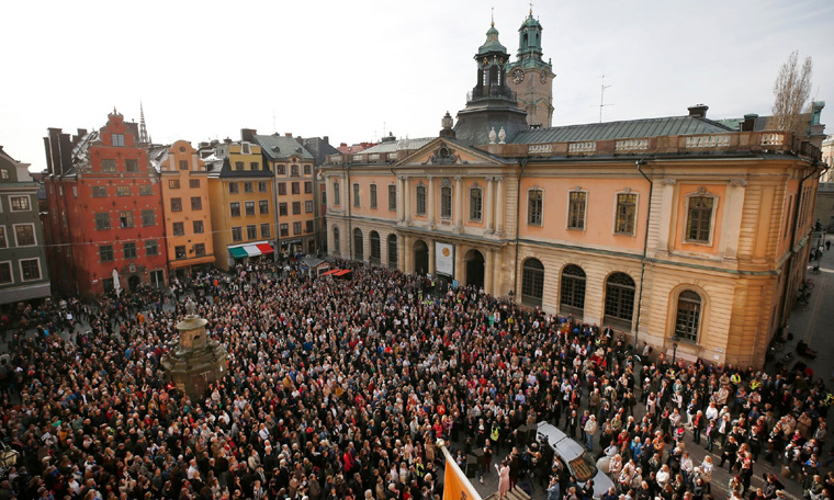 Διαμαρτυρία έξω από τη Σουηδική Ακαδημία μετά την αποκάλυψη του σεξουαλικού σκανδάλου