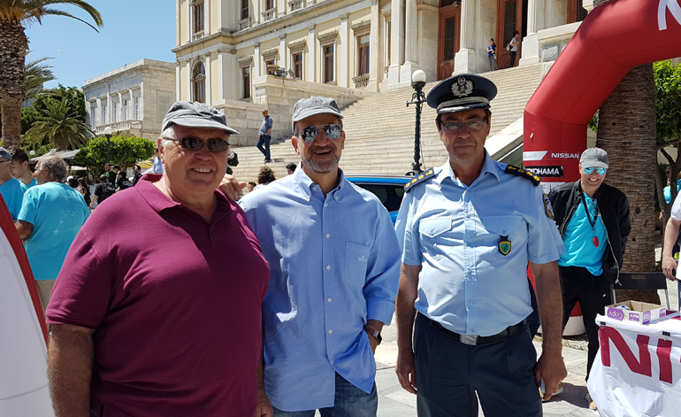 Από δεξιά: Δημήτρης Αυγερινός (Αστυνομικός Διευθυντής Κυκλάδων), Τάκης Θεοχαράκης (Διευθύνων Σύμβουλος και Αντιπρόεδρος στη Nissan Νικ. Ι. Θεοχαράκης) και Γιώργος Παπαμανώλης (αντιπρόσωπος Nissan στη Σύρο) 