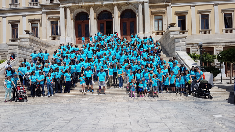 Αναμνηστική φωτογραφία όλων όσων συμμετείχαν στο 23ο κυνήγι θησαυρού με φόντο το δημαρχείο Ερμούπολης στη Σύρο