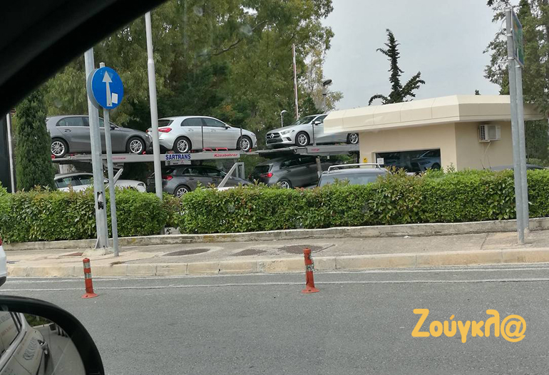 Η νταλίκα με τα πρώτα A-Class που ήρθαν στην Ελλάδα περνά την πύλη των κεντρικών εγκαταστάσεων της Mercedes Benz Hellas στην Κηφισιά