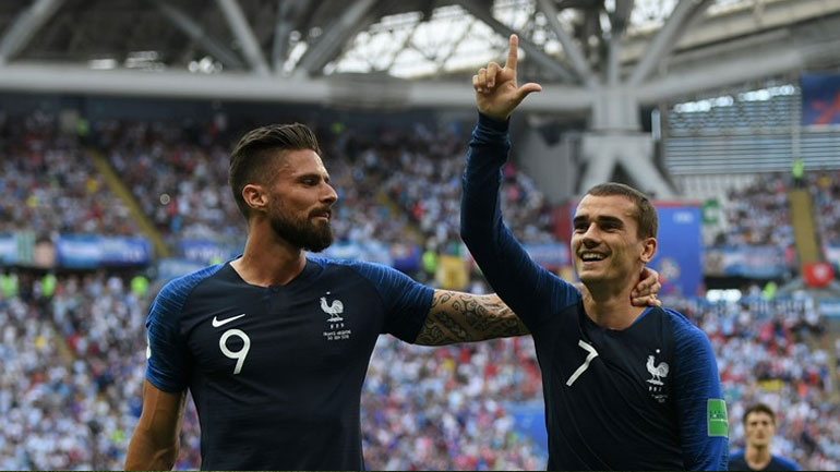 Ζιρού και Γκριεζμάν πανηγυρίζουν το γκολ της Γαλλίας