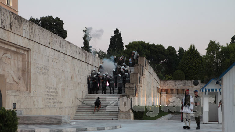 Φωτογραφία από την ένταση που σημειώθηκε στο μνημείο του Αγνώστου Στρατιώτη 