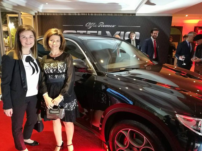 Η αγάπη για την Alfa Romeo και ιδίως για τη Stelvio φαίνεται και μετά την αποχώρησή της (στη φωτογραφία μαζί με την shipping broker Ελισάβετ Ιωαννίδη)