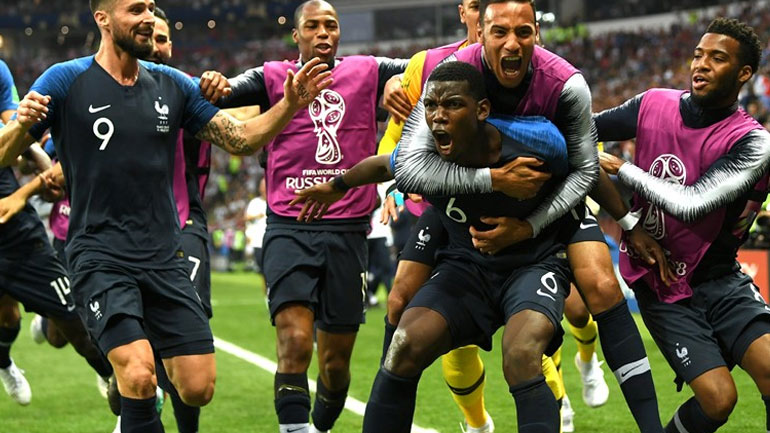 O Πογκμπά μόλις έχει σκοράρει το τρίτο γκολ των Γάλλων και 'πνίγεται' στις αγκαλιές των συμπαικτών του