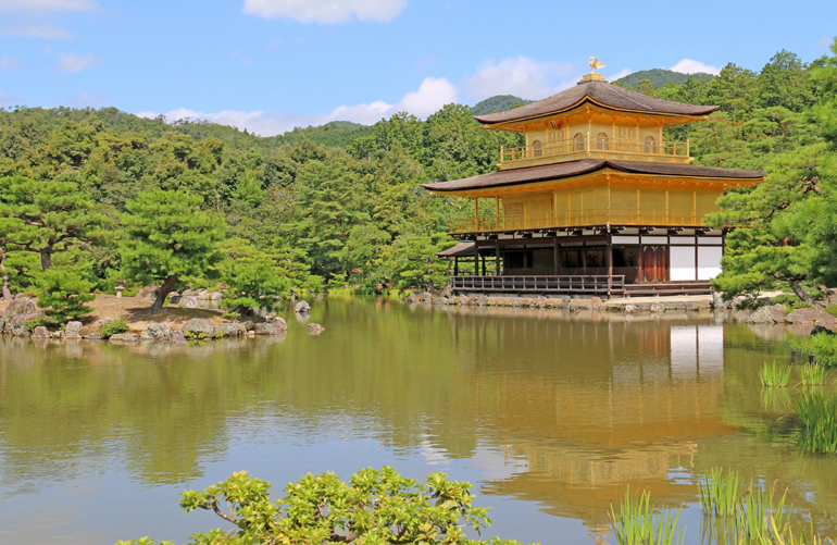 Η χρυσοποίκιλτη παγόδα Kinkaku-ji είναι ένα μοναδικό αρχιτεκτόνημα του Κιότο