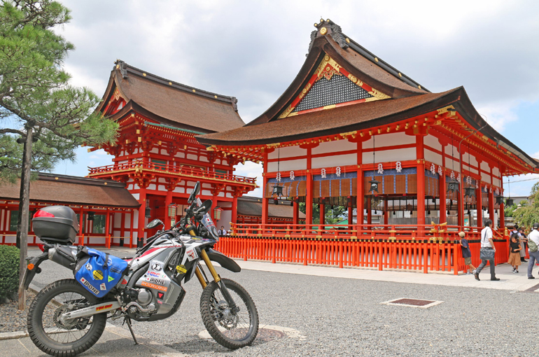 Η μαύρη Honda CRF 250Rally στον ιερό χώρο των παγόδων Fushimi Inari – Taisha