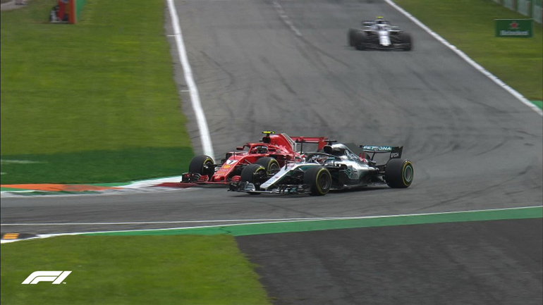 Ο Hamilton προσπερνά τον Raikkonen και βρίσκεται αγκαλιά με τον πρώτη θέση...