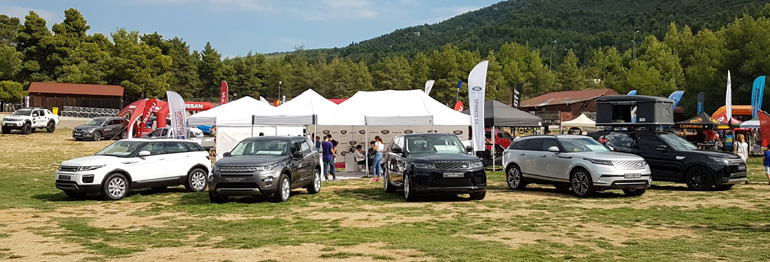 Μερικά από τα μοντέλα της Land Rover παρατεταγμένα. Τα υπόλοιπα είχαν βουτήξει στη... λάσπη!