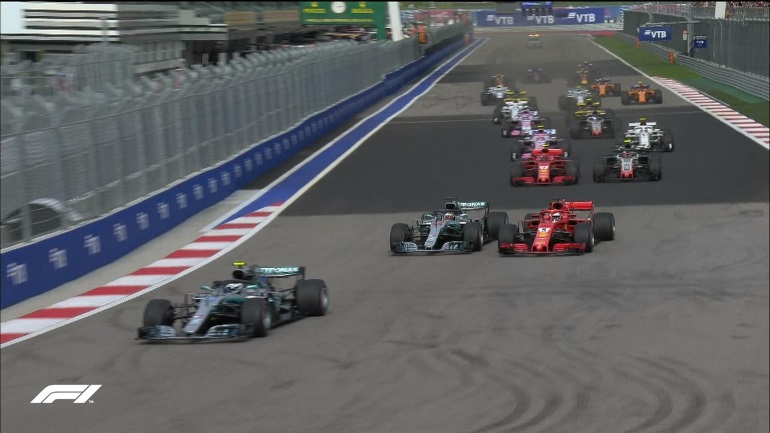 Λίγο μετά την εκκίνηση ο Vettel προσπαθεί να περάσει τον Hamilton, το καταφέρνει για λίγο αλλά σε ελάχιστα δευτερόλεπτα χάνει την δεύτερη θέση