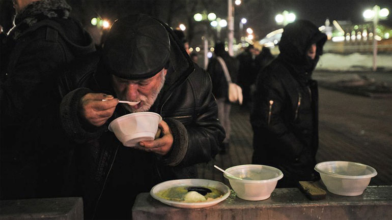 Ρώσοι μάγειρες προσφέρουν με αγάπη τις σούπες του σε αστέγους
