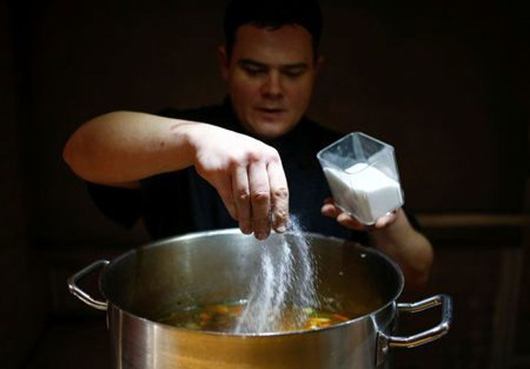 Ρώσος σεφ που ετοιμάζει ένα γεύμα 'αγάπης'