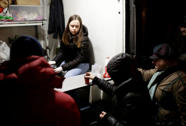 Άστεγοι περιμένουν στη σειρά για το γεύμα τους
