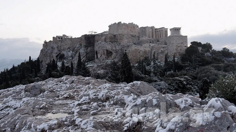Xιόνι ακόμη και στο κέντρο της Αθήνας, στην Ακρόπολη