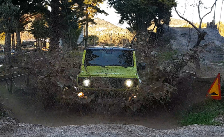 Φυσικά με ένα Jimny θα περάσεις εύκολα και ευχάριστα νερολακούβες... 