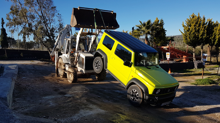 Σηκώνουμε το Jimny από πίσω και βλέπουμε πότε θα... ακουμπήσει η μάσκα για να μάθουμε τη γωνία προσέγγισης